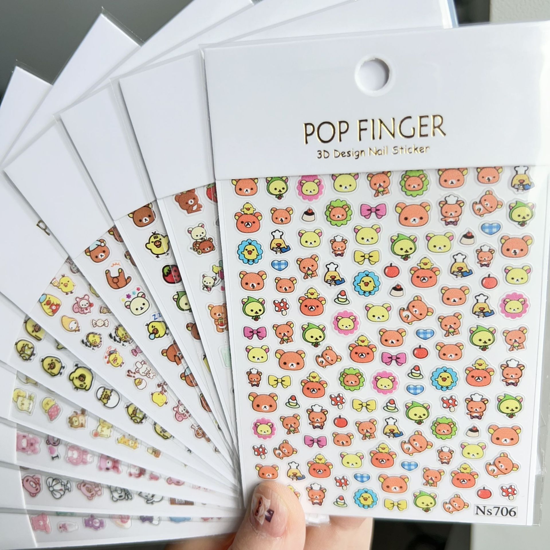 リラックマのキャラクターが描かれた、6枚入りのネイルアートス - Nail Art のレビューと価格